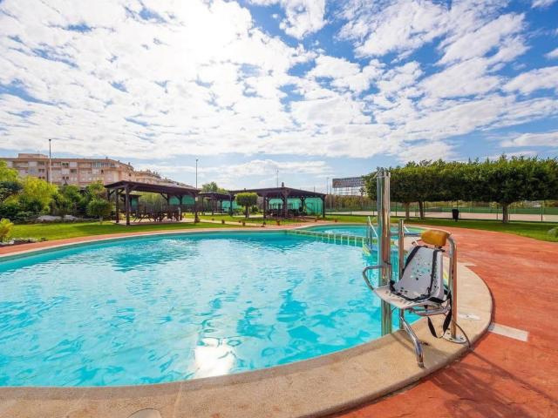 Lotus Properties presenterar – charmig markplansbungalow med hörntomt i Parque de las Naciones, Torrevieja - Lotus Properties