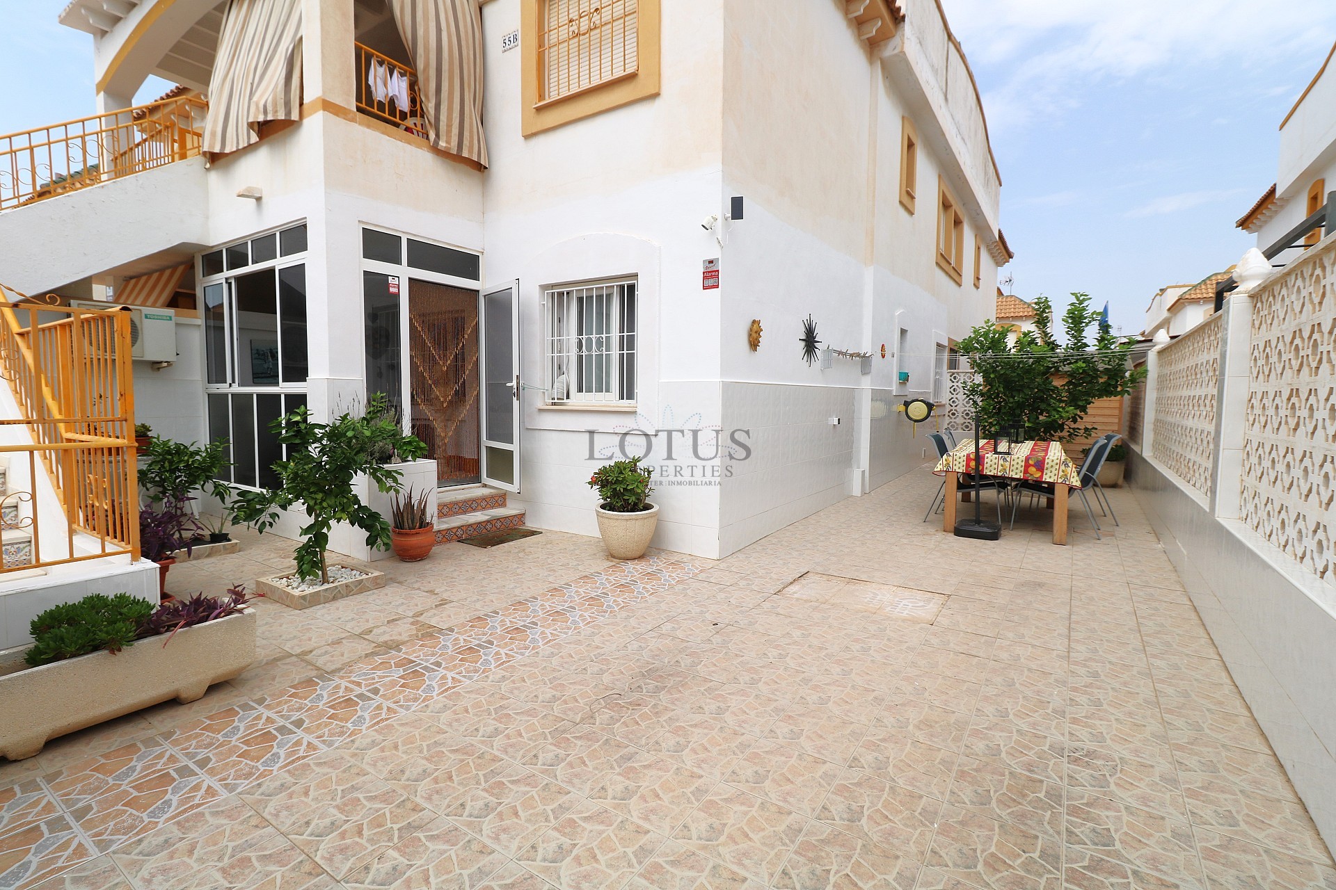 Lotus Properties presenterar – charmig markplansbungalow med hörntomt i Parque de las Naciones, Torrevieja - Lotus Properties