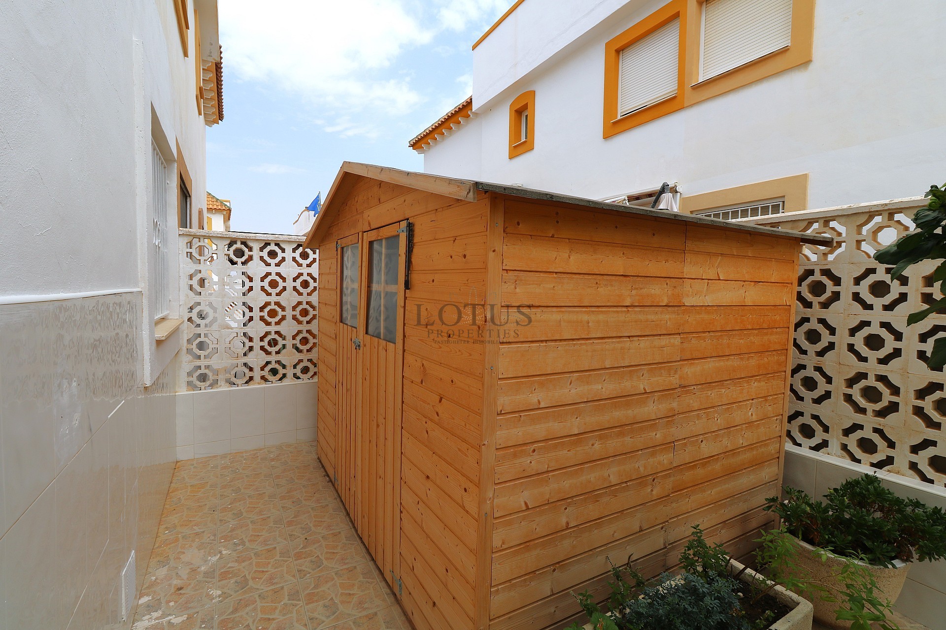 Lotus Properties presenterar – charmig markplansbungalow med hörntomt i Parque de las Naciones, Torrevieja - Lotus Properties