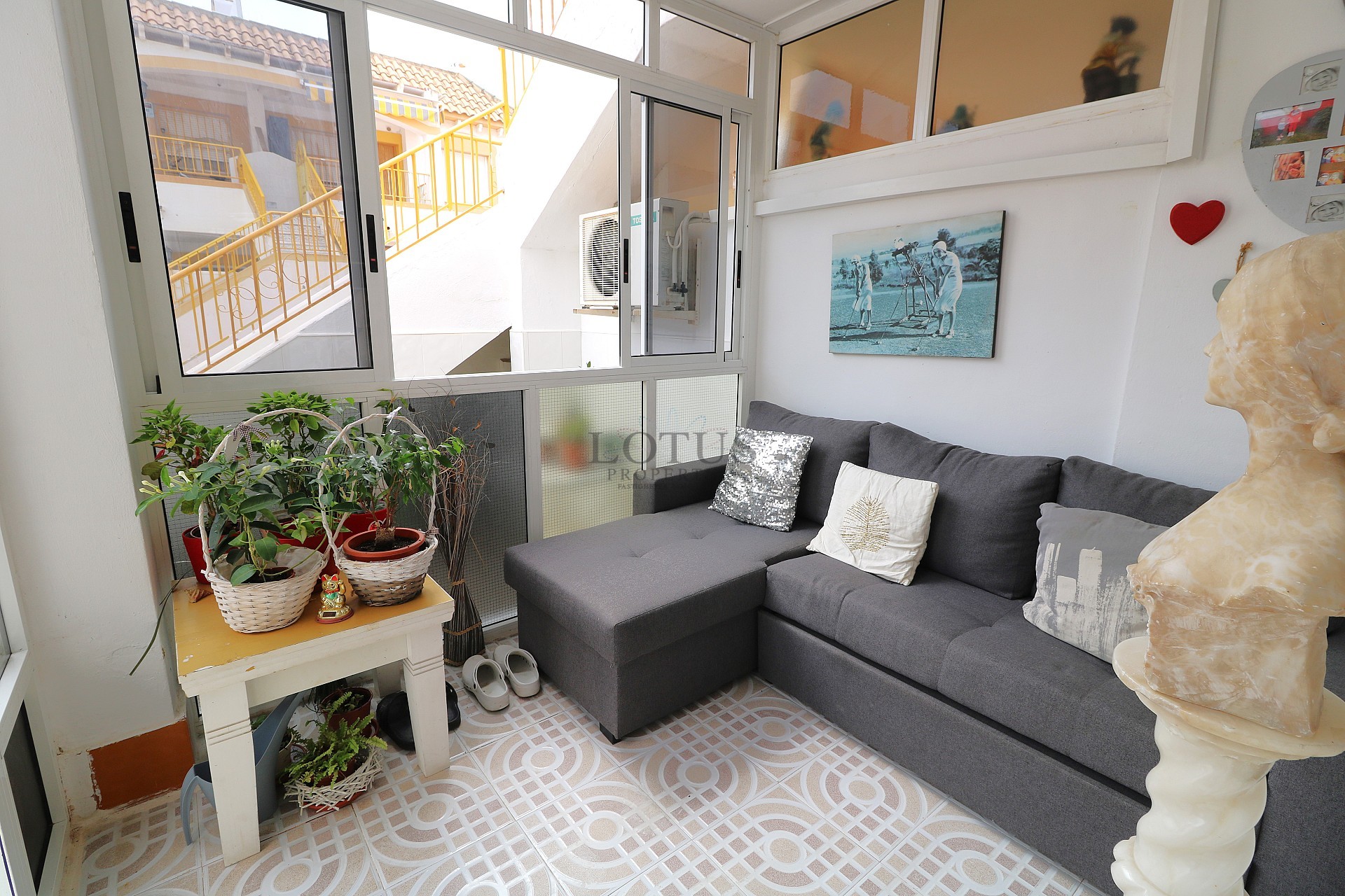 Lotus Properties presenterar – charmig markplansbungalow med hörntomt i Parque de las Naciones, Torrevieja - Lotus Properties