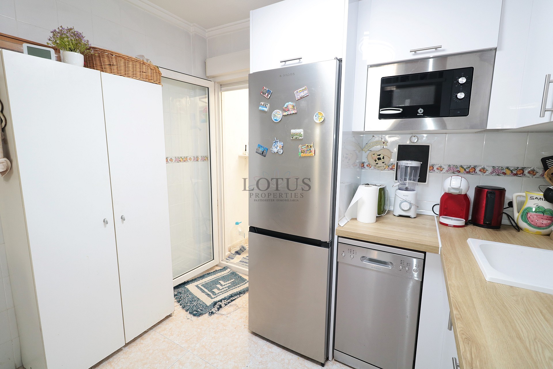 Lotus Properties presenterar – charmig markplansbungalow med hörntomt i Parque de las Naciones, Torrevieja - Lotus Properties