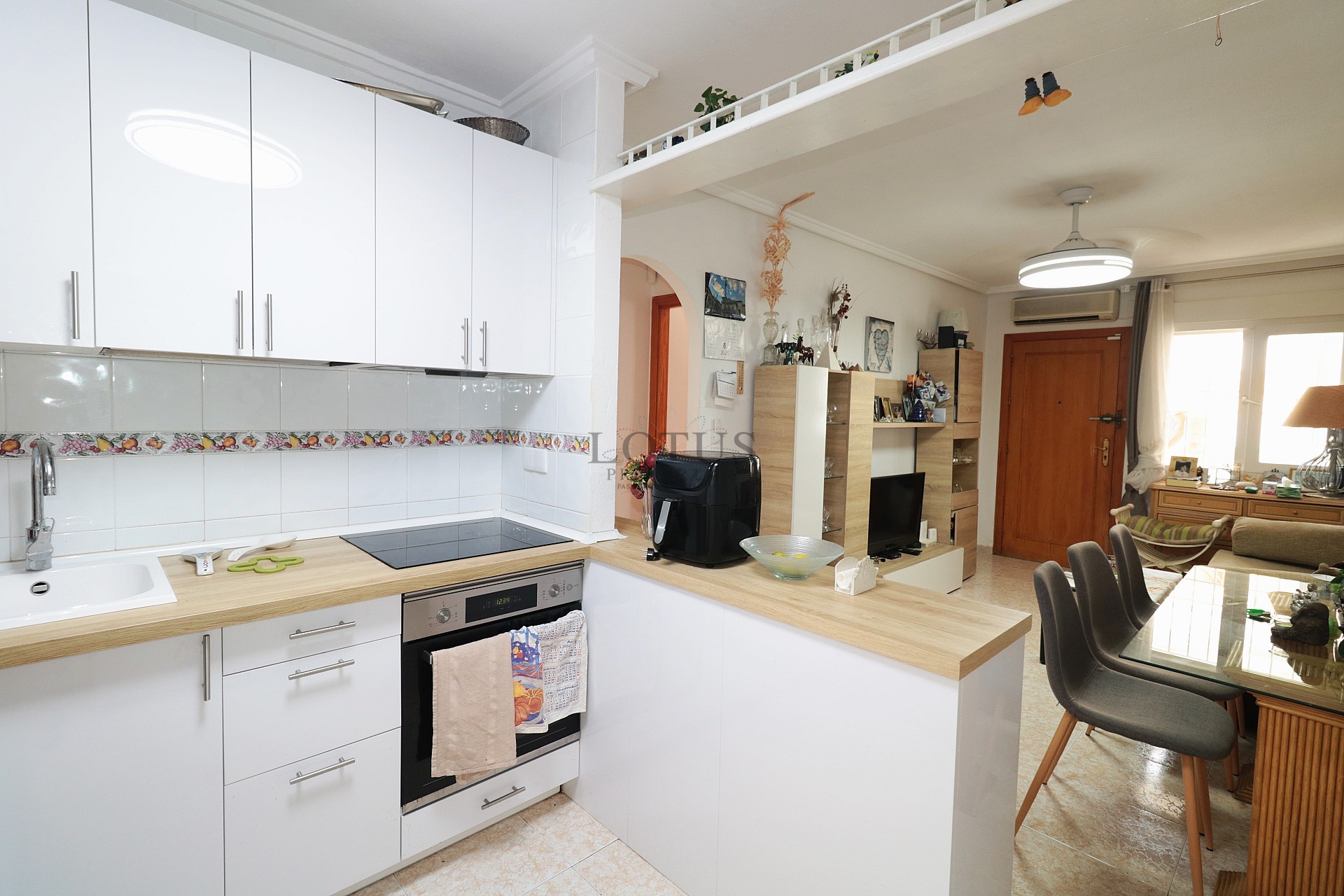 Lotus Properties presenterar – charmig markplansbungalow med hörntomt i Parque de las Naciones, Torrevieja - Lotus Properties