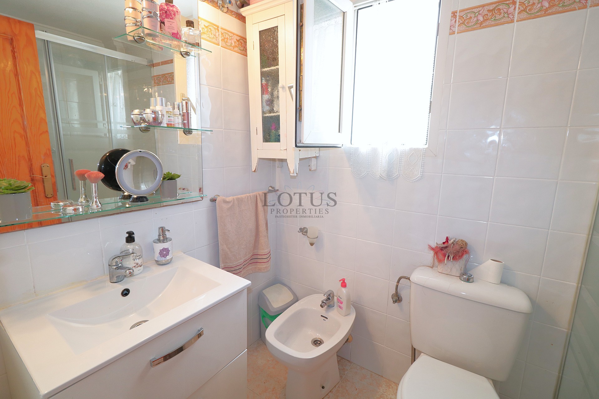 Lotus Properties presenterar – charmig markplansbungalow med hörntomt i Parque de las Naciones, Torrevieja - Lotus Properties