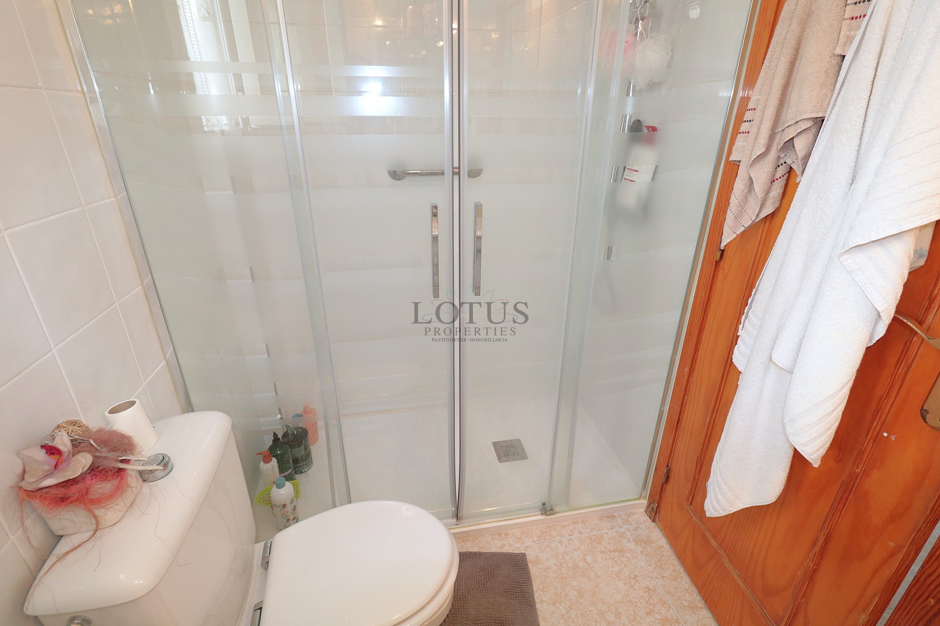 Lotus Properties presenterar – charmig markplansbungalow med hörntomt i Parque de las Naciones, Torrevieja - Lotus Properties