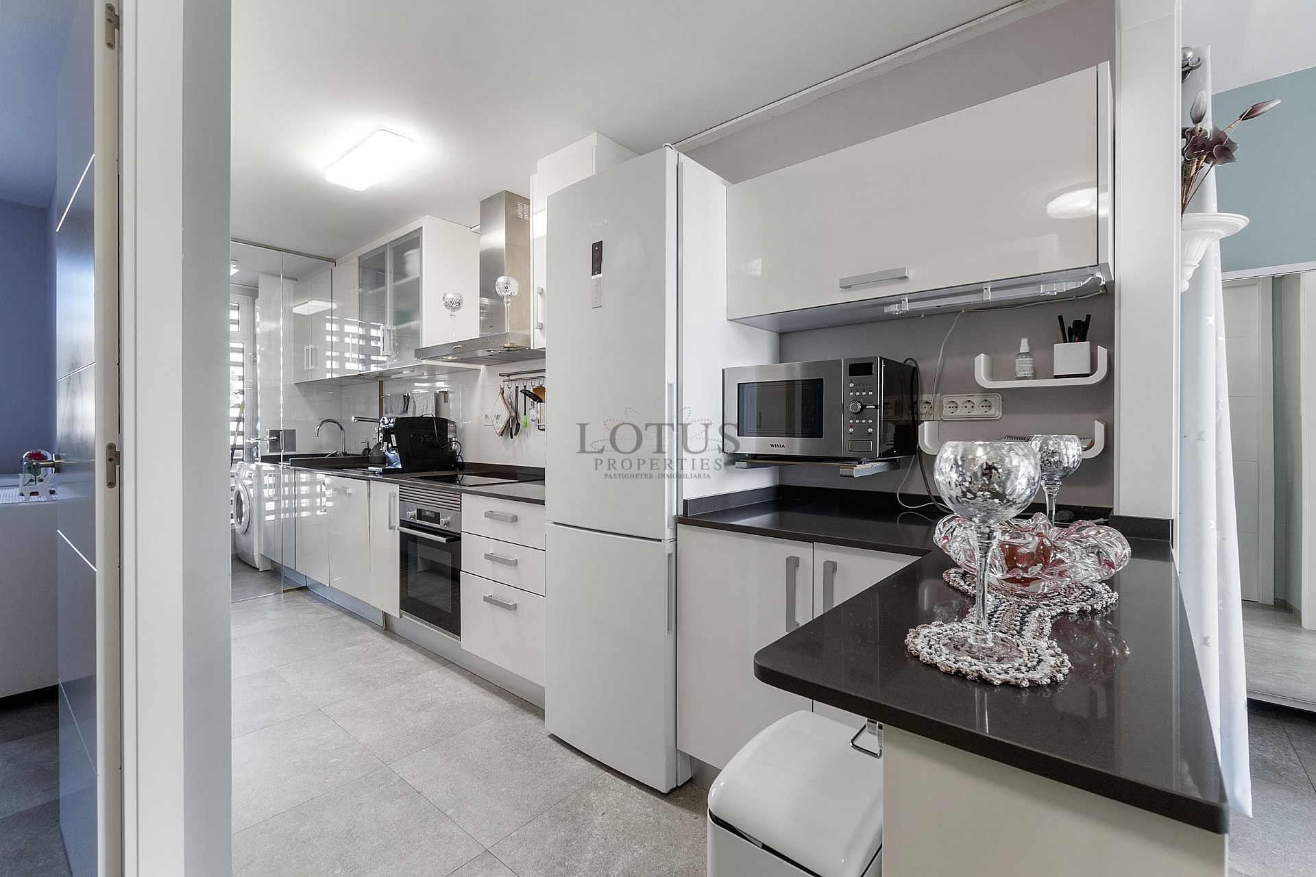 STOR MODERN LÄGENHET MED TRÄDGÅRD I SÖDERLÄGE - PRIVAT PARKERING I KÄLLAREN OCH FÖRRÅD - HÄRLIGT POOLOMRÅDE OCH PADDELBANA - Lotus Properties