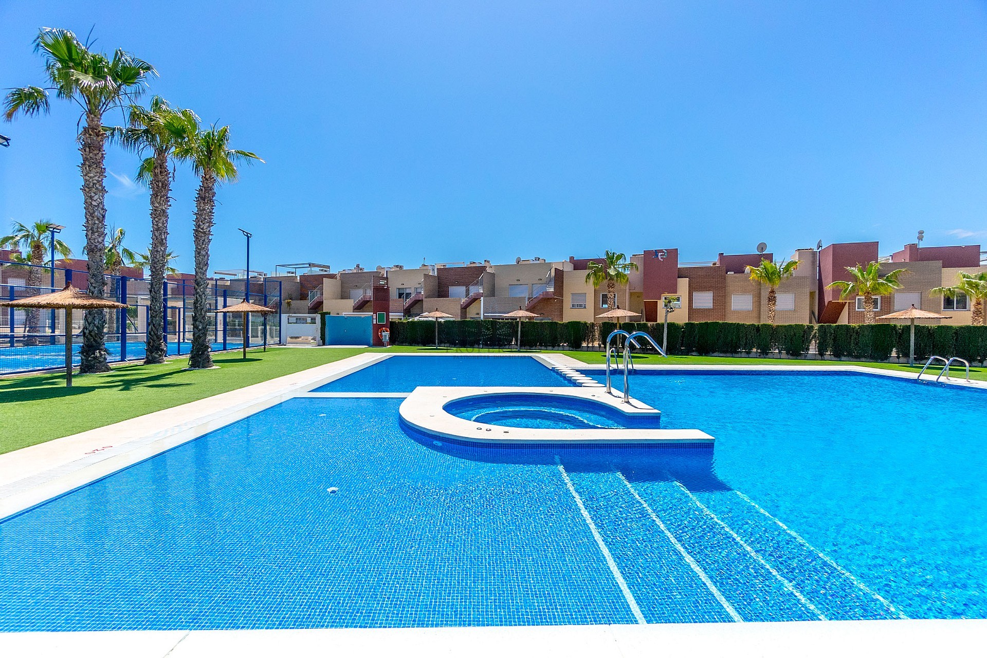 STOR MODERN LÄGENHET MED TRÄDGÅRD I SÖDERLÄGE - PRIVAT PARKERING I KÄLLAREN OCH FÖRRÅD - HÄRLIGT POOLOMRÅDE OCH PADDELBANA - Lotus Properties