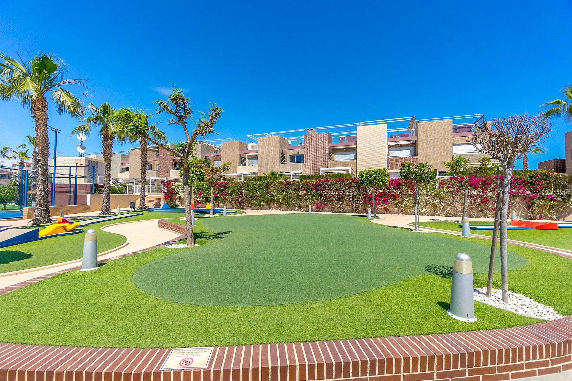 STOR MODERN LÄGENHET MED TRÄDGÅRD I SÖDERLÄGE - PRIVAT PARKERING I KÄLLAREN OCH FÖRRÅD - HÄRLIGT POOLOMRÅDE OCH PADDELBANA - Lotus Properties