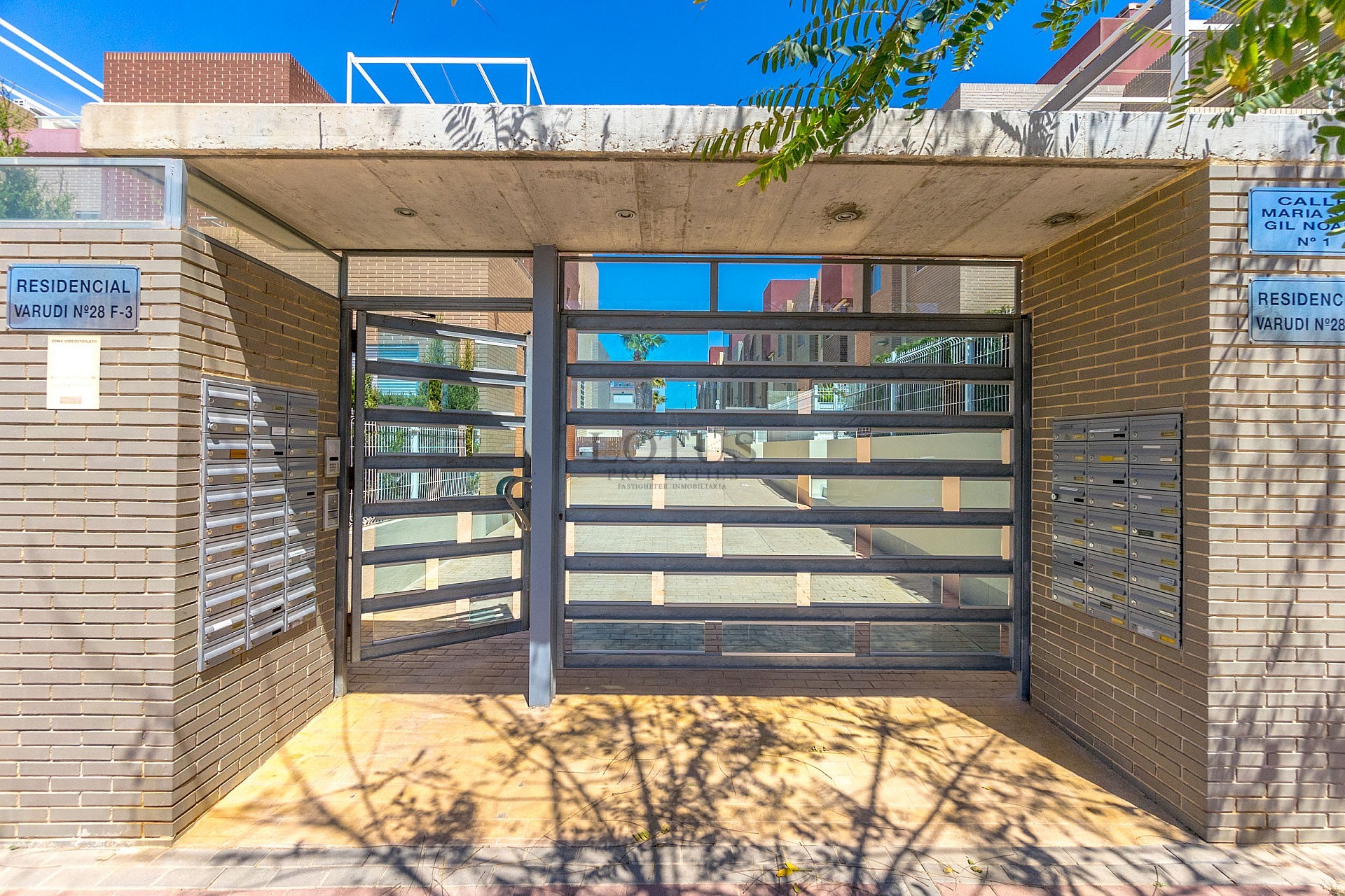 STOR MODERN LÄGENHET MED TRÄDGÅRD I SÖDERLÄGE - PRIVAT PARKERING I KÄLLAREN OCH FÖRRÅD - HÄRLIGT POOLOMRÅDE OCH PADDELBANA - Lotus Properties