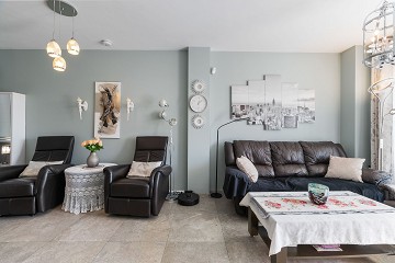 STOR MODERN LÄGENHET MED TRÄDGÅRD I SÖDERLÄGE - PRIVAT PARKERING I KÄLLAREN OCH FÖRRÅD - HÄRLIGT POOLOMRÅDE OCH PADDELBANA - Lotus Properties