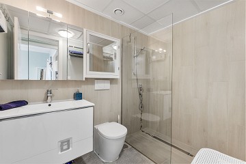 STOR MODERN LÄGENHET MED TRÄDGÅRD I SÖDERLÄGE - PRIVAT PARKERING I KÄLLAREN OCH FÖRRÅD - HÄRLIGT POOLOMRÅDE OCH PADDELBANA - Lotus Properties