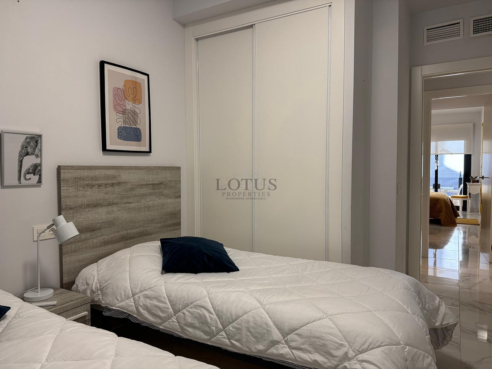 Mysig markplan med moderna bekvämligheter i Guardamar del Segura. - Lotus Properties