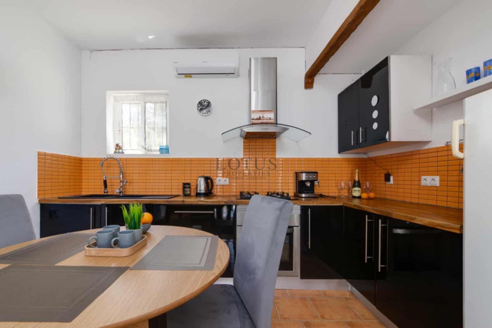 Charmigt hörnradhus med fantastisk takterrass och havsutsikt i Villamartin - Lotus Properties