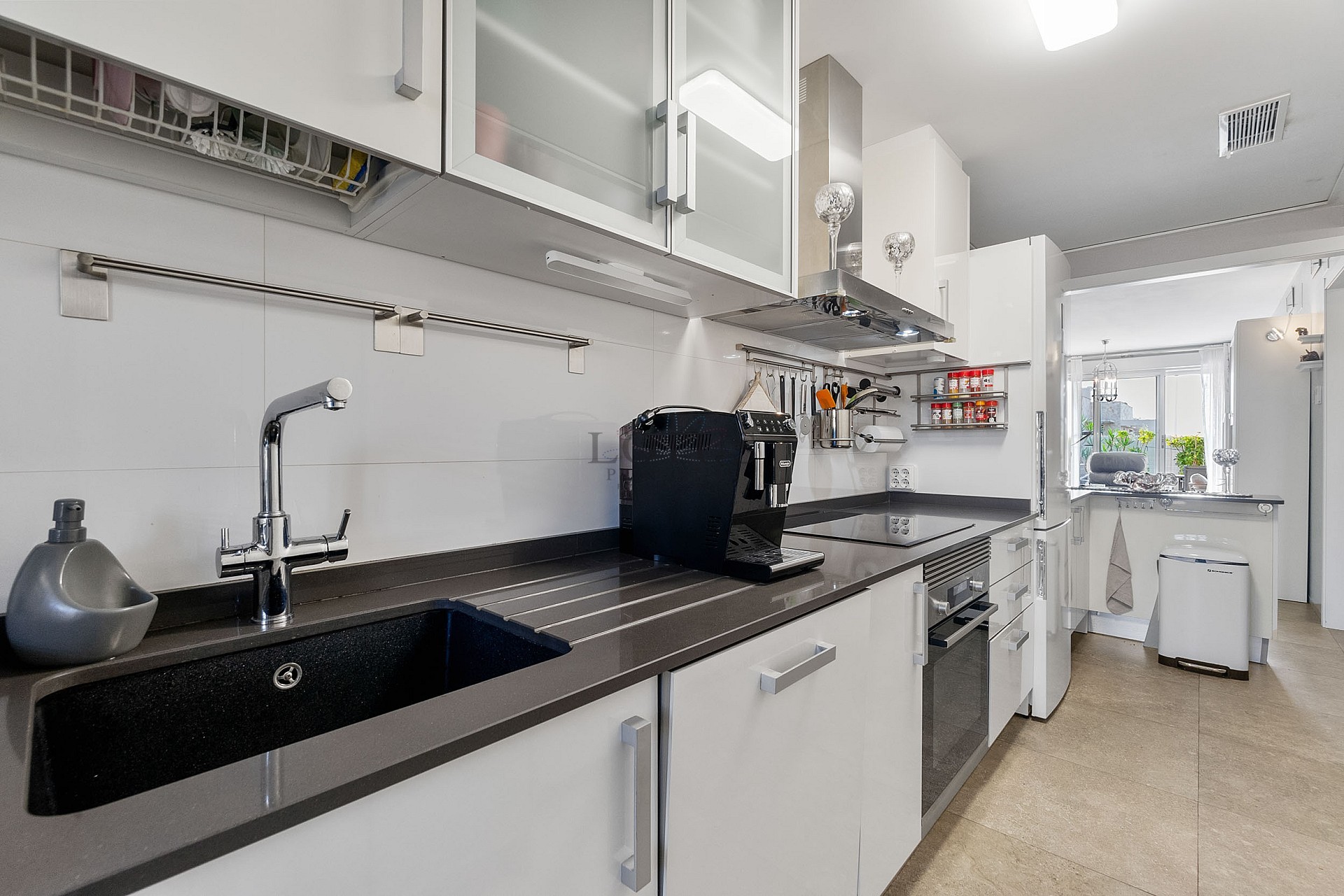 STOR MODERN LÄGENHET MED TRÄDGÅRD I SÖDERLÄGE - PRIVAT PARKERING I KÄLLAREN OCH FÖRRÅD - HÄRLIGT POOLOMRÅDE OCH PADDELBANA - Lotus Properties