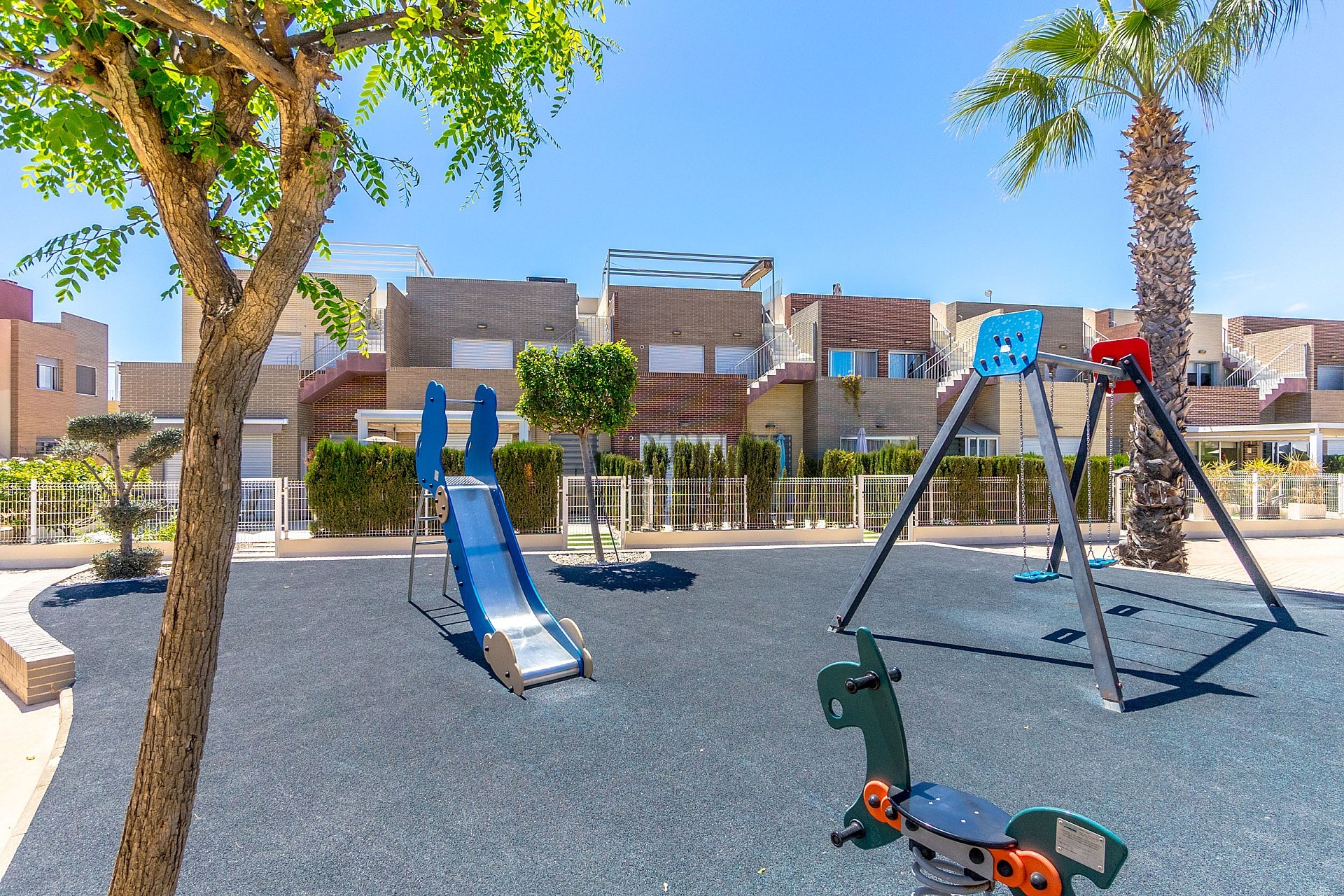 STOR MODERN LÄGENHET MED TRÄDGÅRD I SÖDERLÄGE - PRIVAT PARKERING I KÄLLAREN OCH FÖRRÅD - HÄRLIGT POOLOMRÅDE OCH PADDELBANA - Lotus Properties