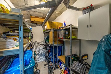 STOR MODERN LÄGENHET MED TRÄDGÅRD I SÖDERLÄGE - PRIVAT PARKERING I KÄLLAREN OCH FÖRRÅD - HÄRLIGT POOLOMRÅDE OCH PADDELBANA - Lotus Properties