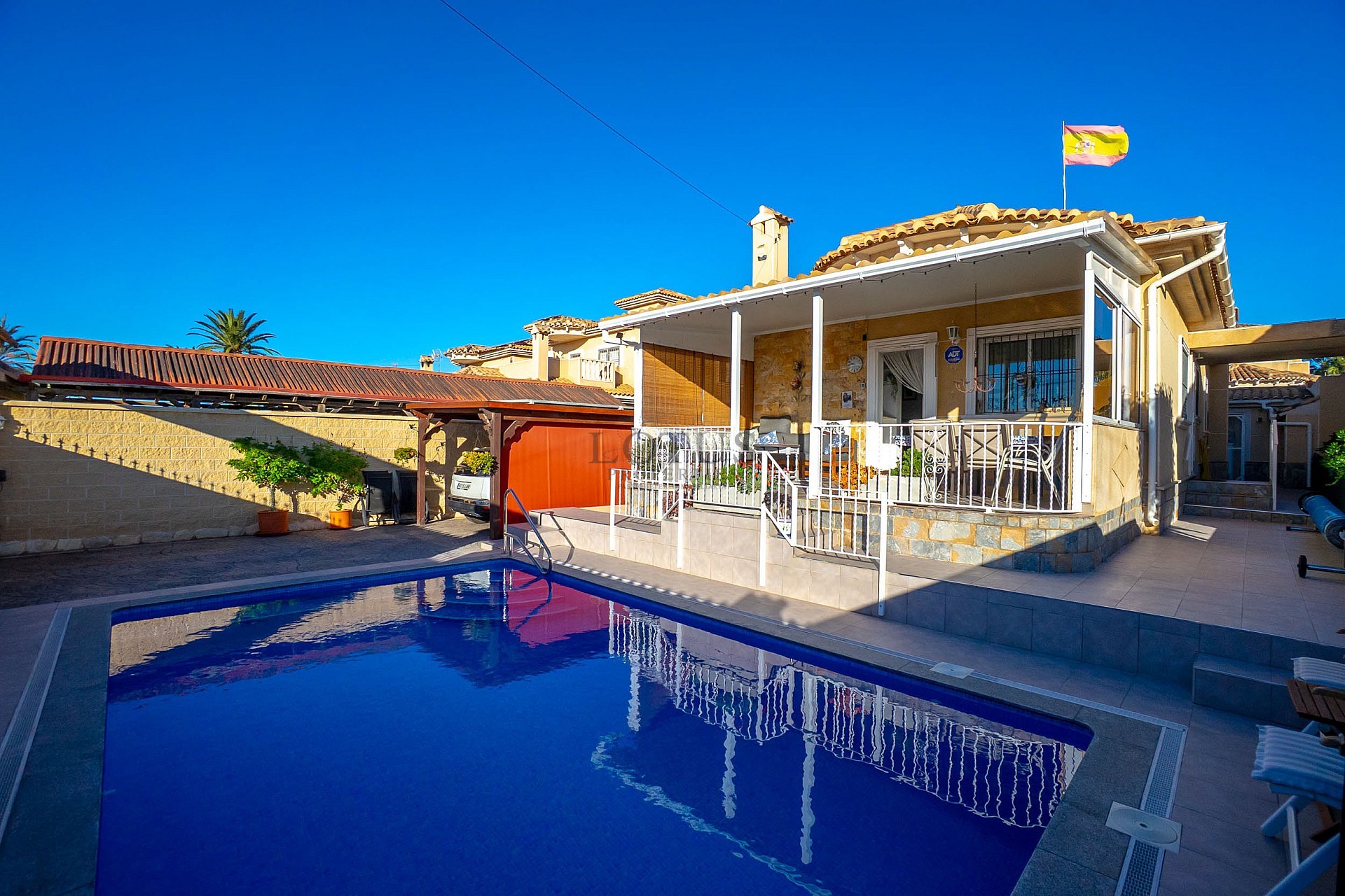 Charmig och välskött villa med 3 sovrum och uppvärmd saltvattenpool - Lotus Properties