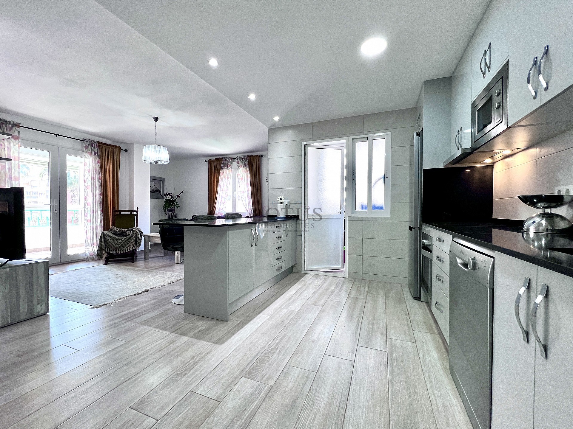 FANTÁSTICO PISO A 30 METROS DEL MAR - Lotus Properties