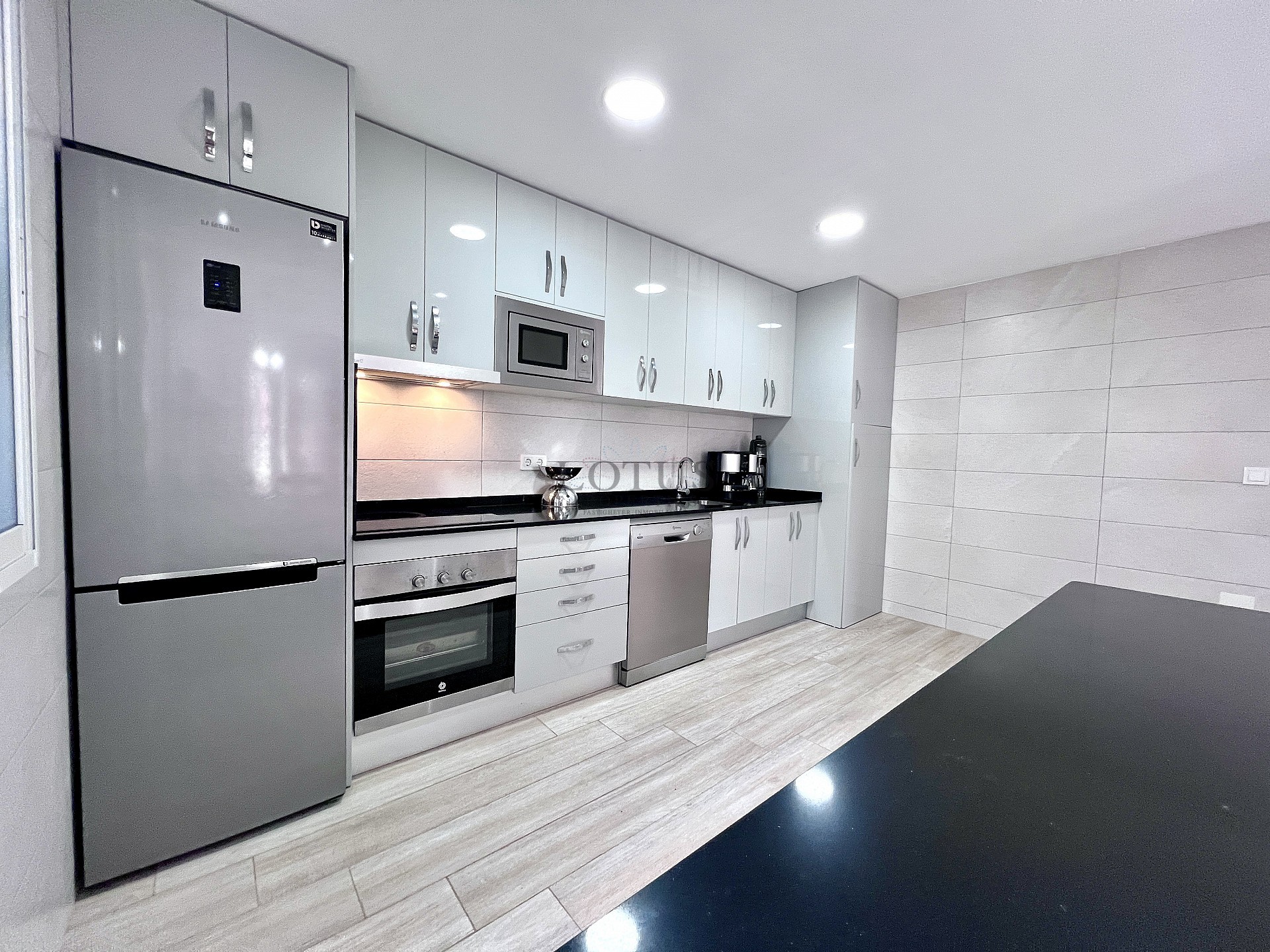 FANTÁSTICO PISO A 30 METROS DEL MAR - Lotus Properties