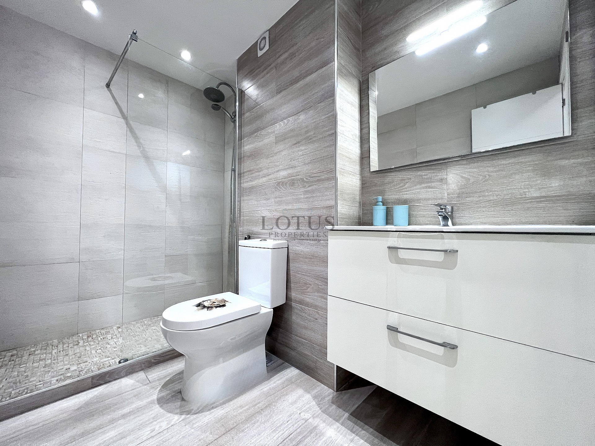 FANTÁSTICO PISO A 30 METROS DEL MAR - Lotus Properties