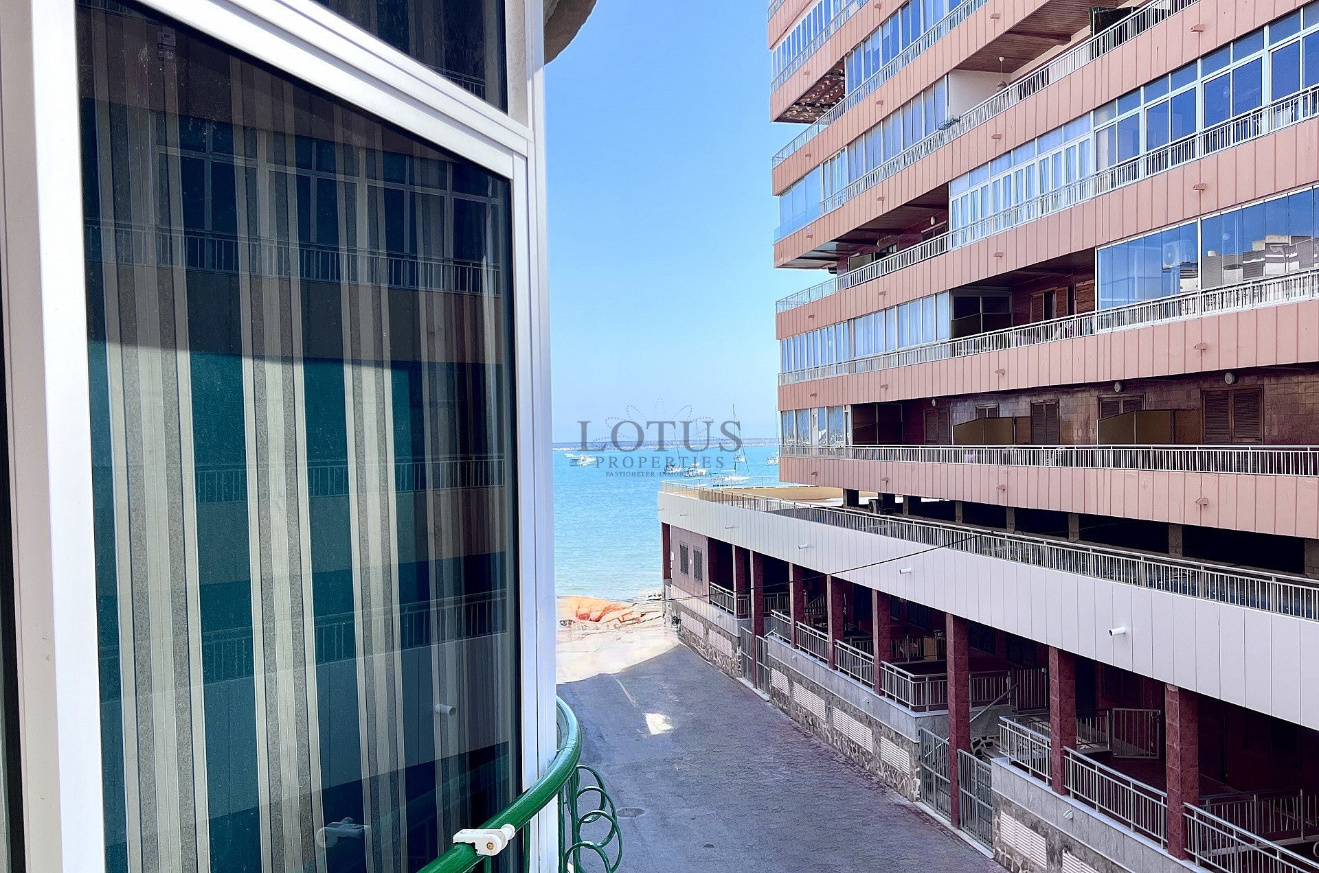 FANTÁSTICO PISO A 30 METROS DEL MAR - Lotus Properties