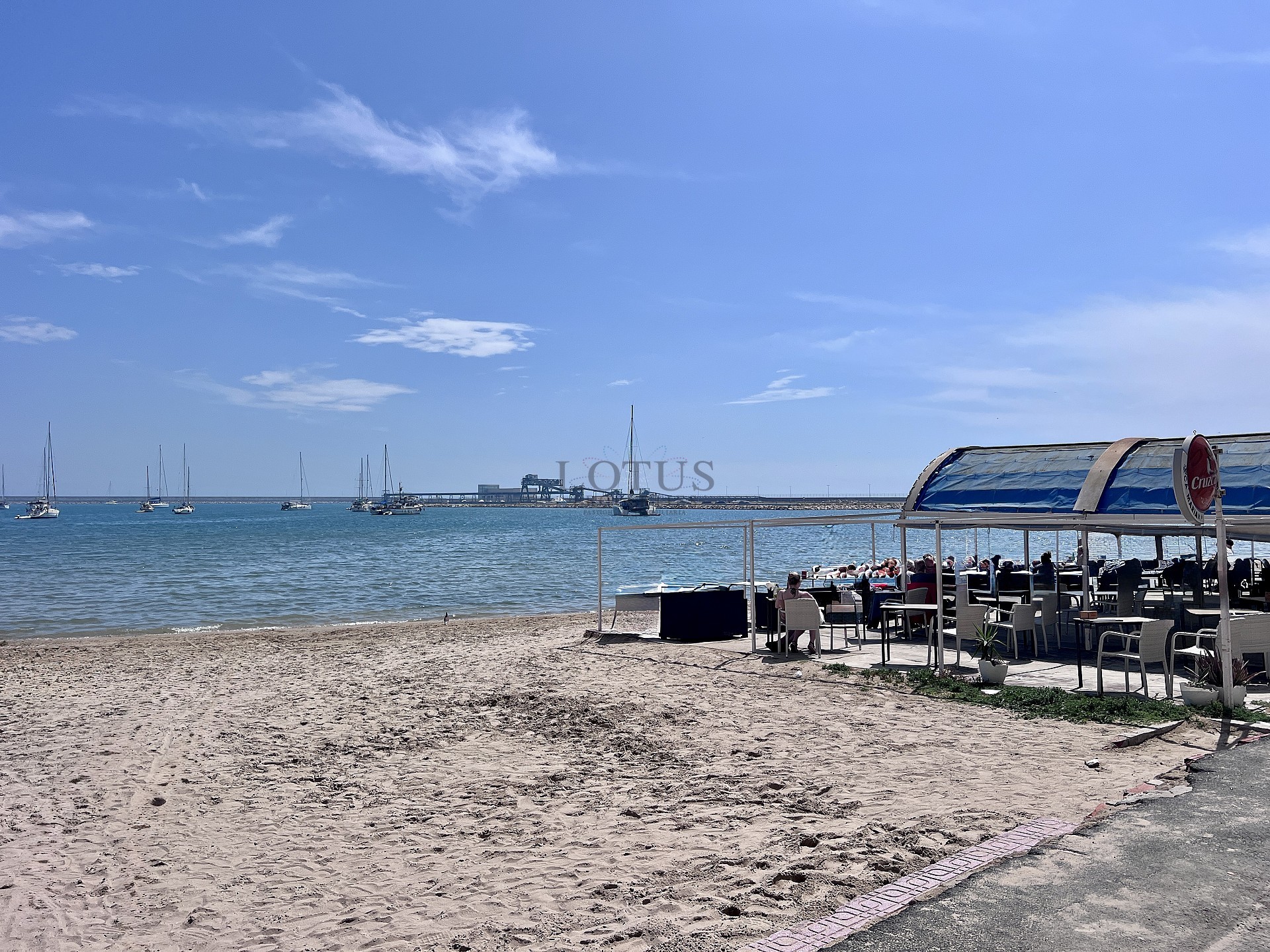 FANTÁSTICO PISO A 30 METROS DEL MAR - Lotus Properties