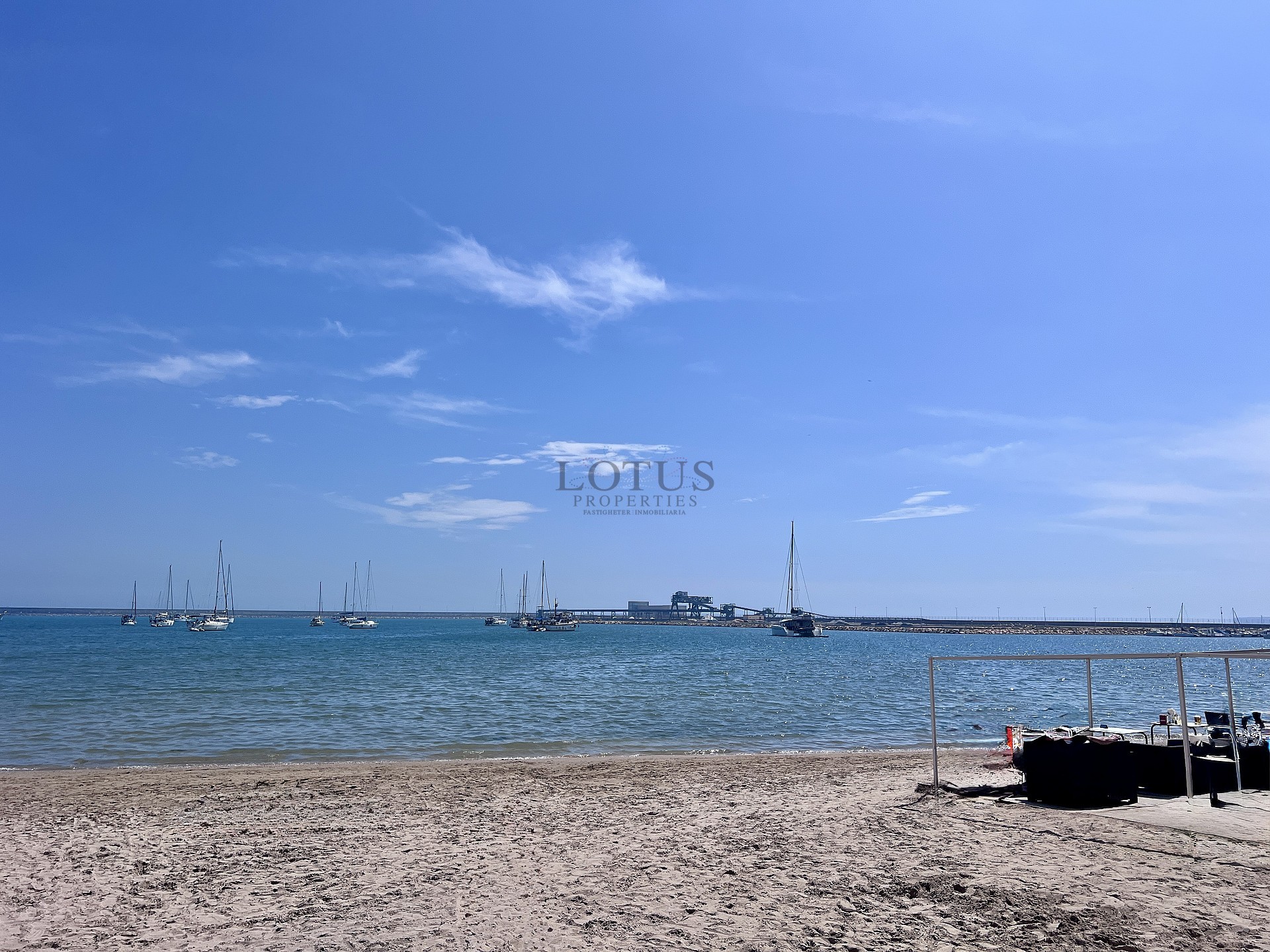 FANTÁSTICO PISO A 30 METROS DEL MAR - Lotus Properties