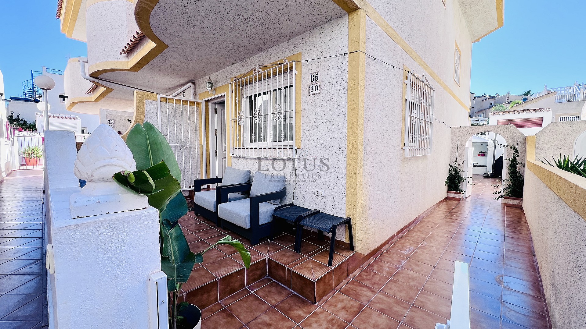 Tu hogar ideal en Villamartin! Casa adosada de tres dormitorios con piscina comunitaria y jardín en esquina - Lotus Properties