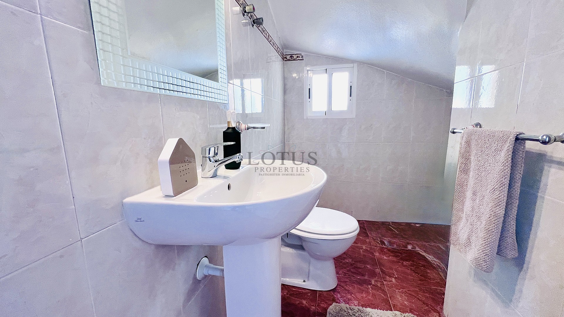 Tu hogar ideal en Villamartin! Casa adosada de tres dormitorios con piscina comunitaria y jardín en esquina - Lotus Properties