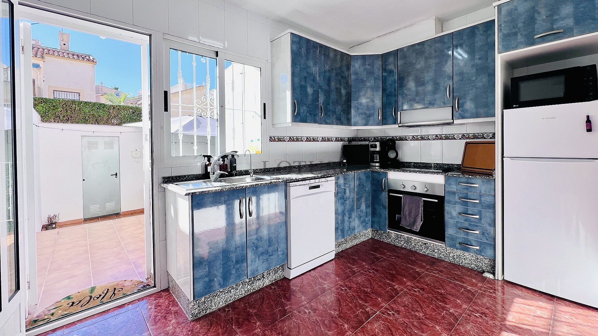 Tu hogar ideal en Villamartin! Casa adosada de tres dormitorios con piscina comunitaria y jardín en esquina - Lotus Properties