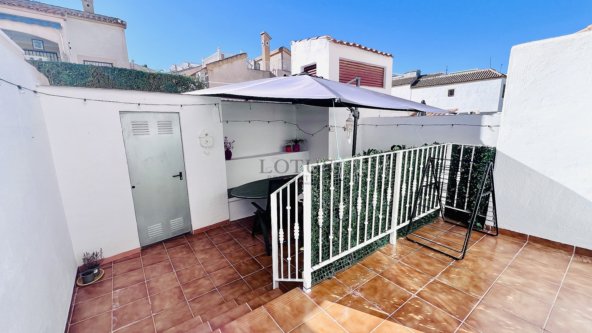 Tu hogar ideal en Villamartin! Casa adosada de tres dormitorios con piscina comunitaria y jardín en esquina - Lotus Properties