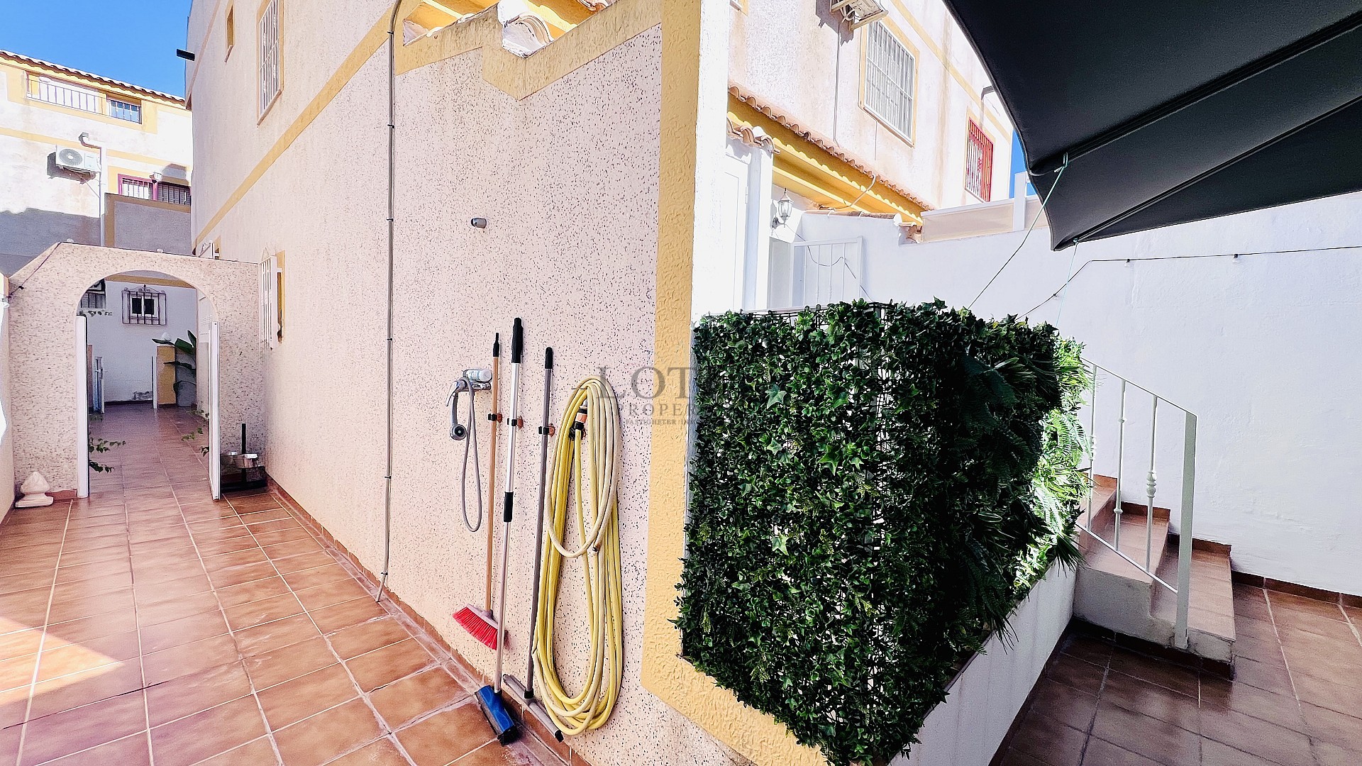 Tu hogar ideal en Villamartin! Casa adosada de tres dormitorios con piscina comunitaria y jardín en esquina - Lotus Properties
