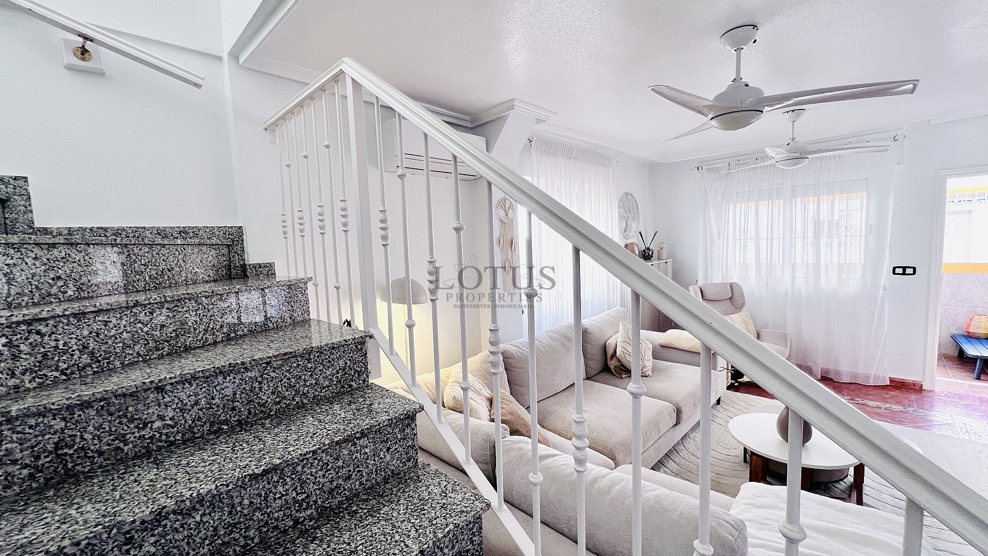 Tu hogar ideal en Villamartin! Casa adosada de tres dormitorios con piscina comunitaria y jardín en esquina - Lotus Properties