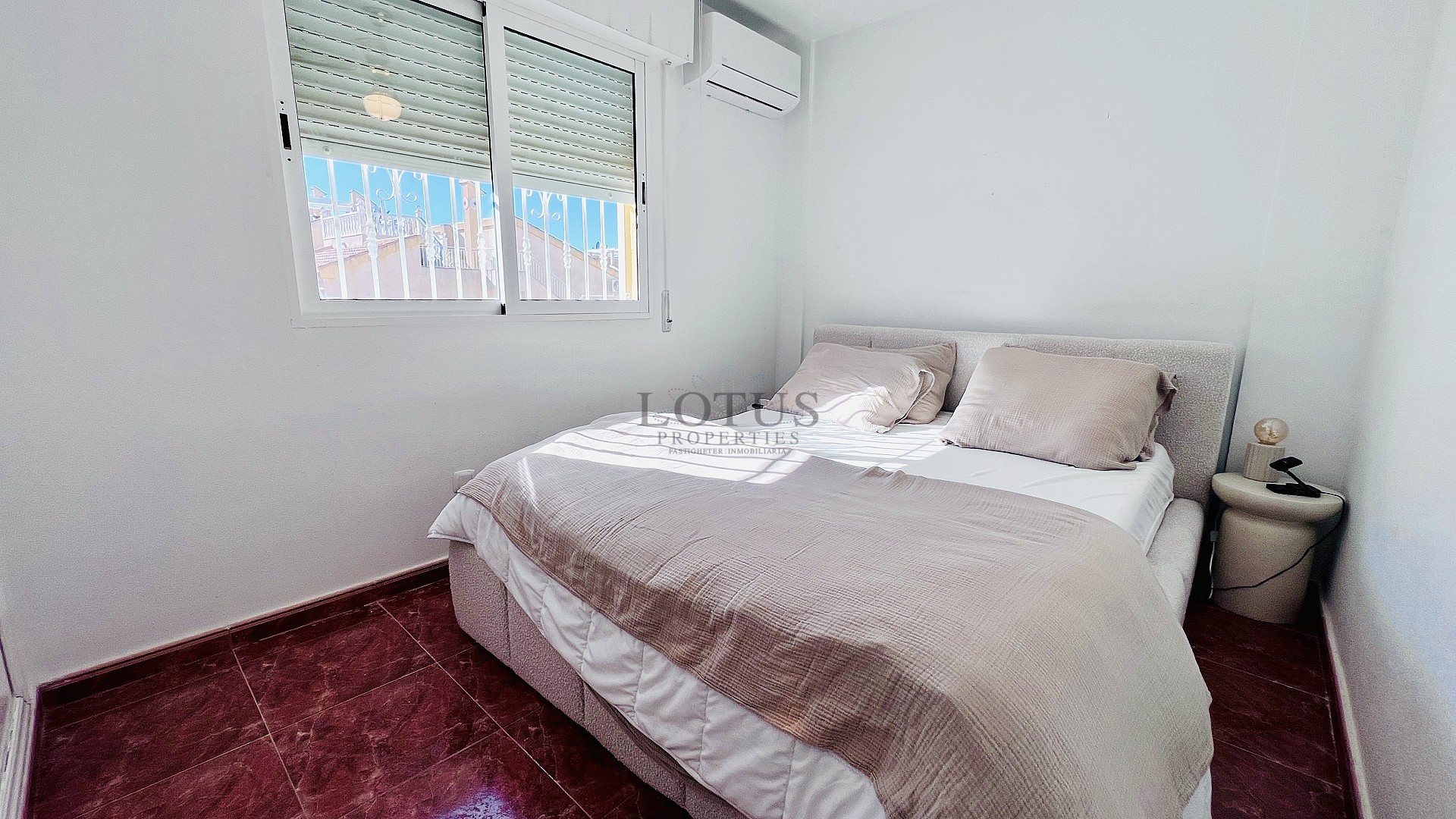 Tu hogar ideal en Villamartin! Casa adosada de tres dormitorios con piscina comunitaria y jardín en esquina - Lotus Properties