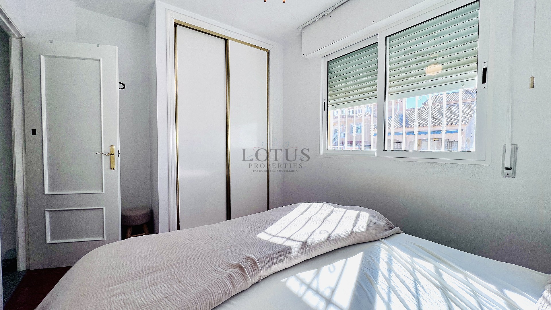 Tu hogar ideal en Villamartin! Casa adosada de tres dormitorios con piscina comunitaria y jardín en esquina - Lotus Properties