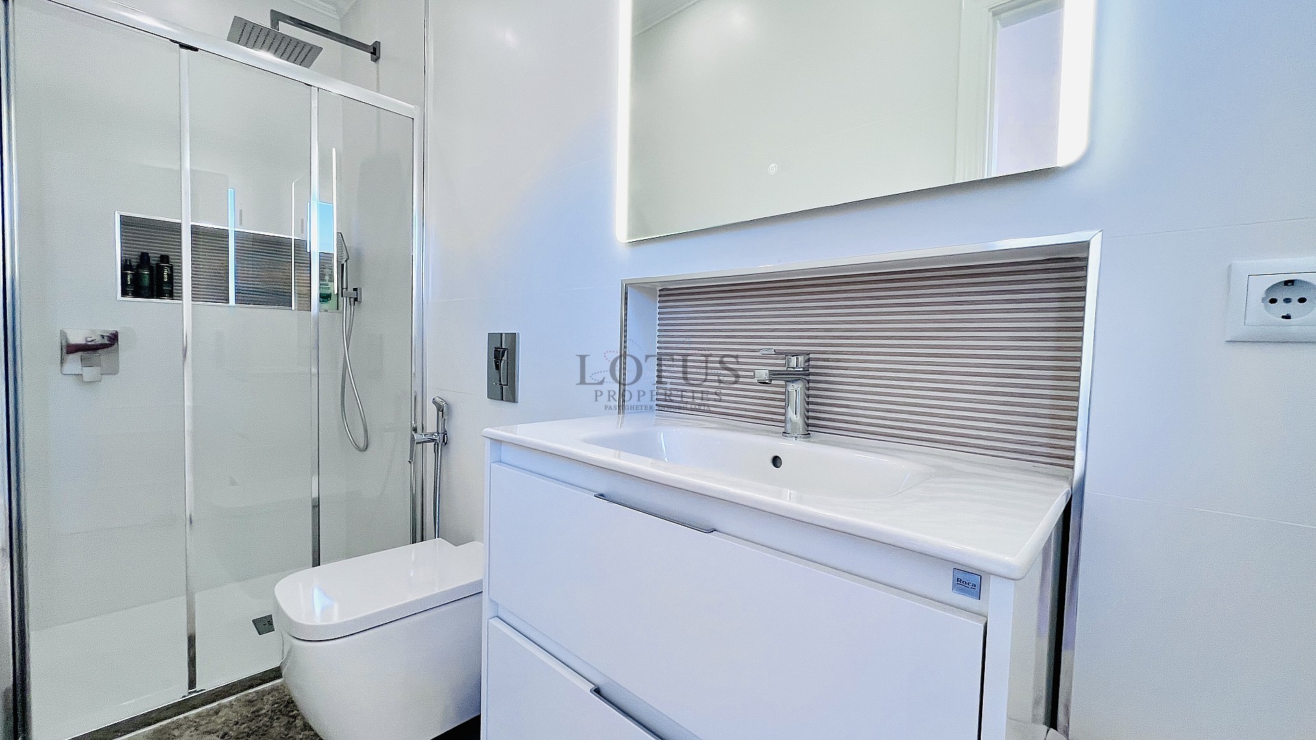 Tu hogar ideal en Villamartin! Casa adosada de tres dormitorios con piscina comunitaria y jardín en esquina - Lotus Properties