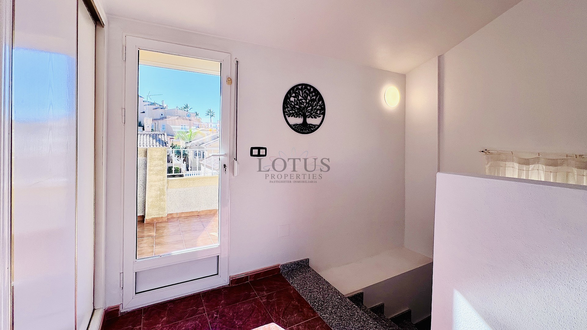 Tu hogar ideal en Villamartin! Casa adosada de tres dormitorios con piscina comunitaria y jardín en esquina - Lotus Properties