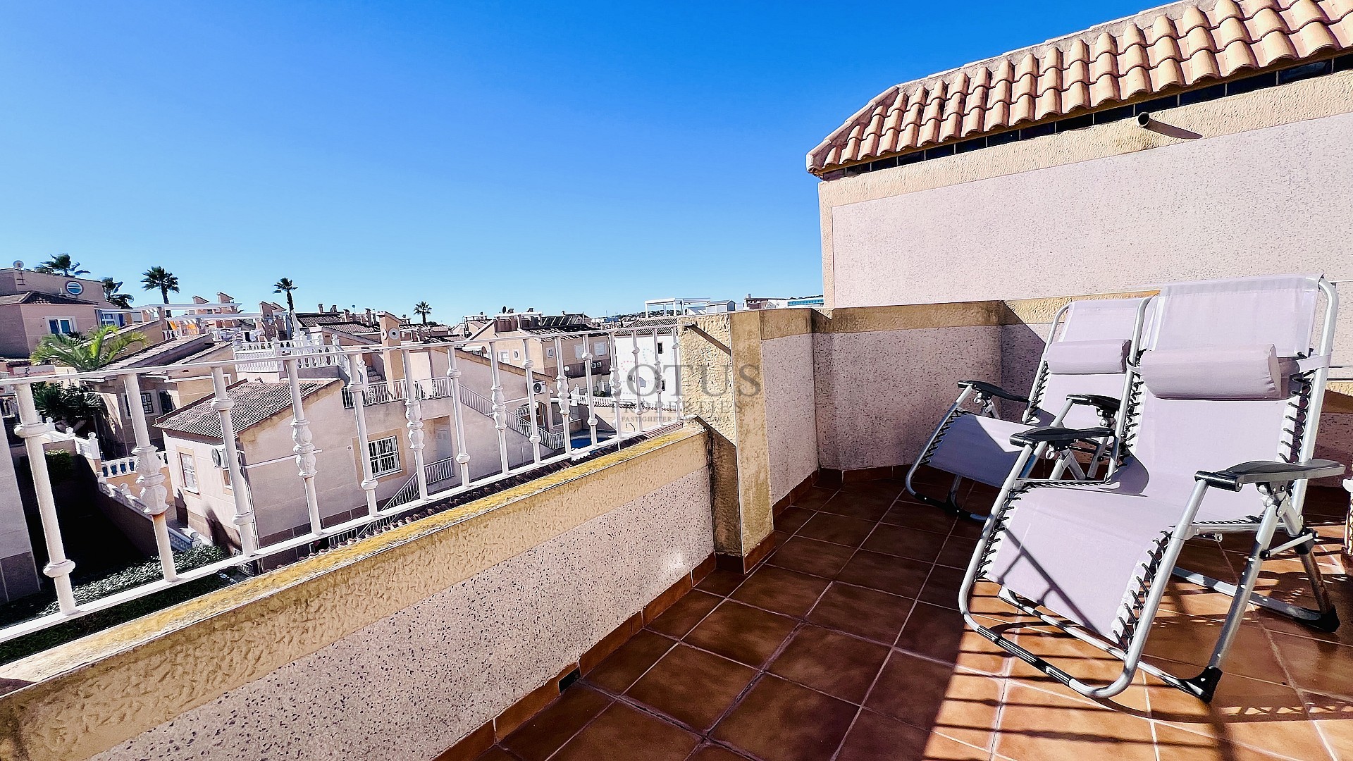 Tu hogar ideal en Villamartin! Casa adosada de tres dormitorios con piscina comunitaria y jardín en esquina - Lotus Properties