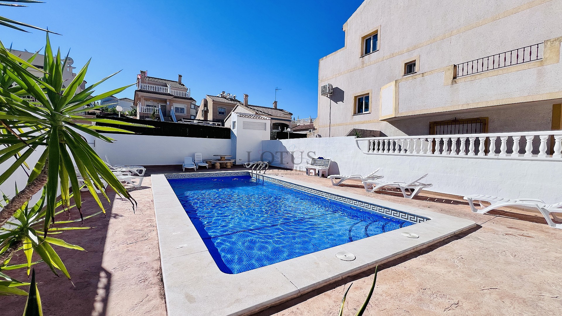 Tu hogar ideal en Villamartin! Casa adosada de tres dormitorios con piscina comunitaria y jardín en esquina - Lotus Properties