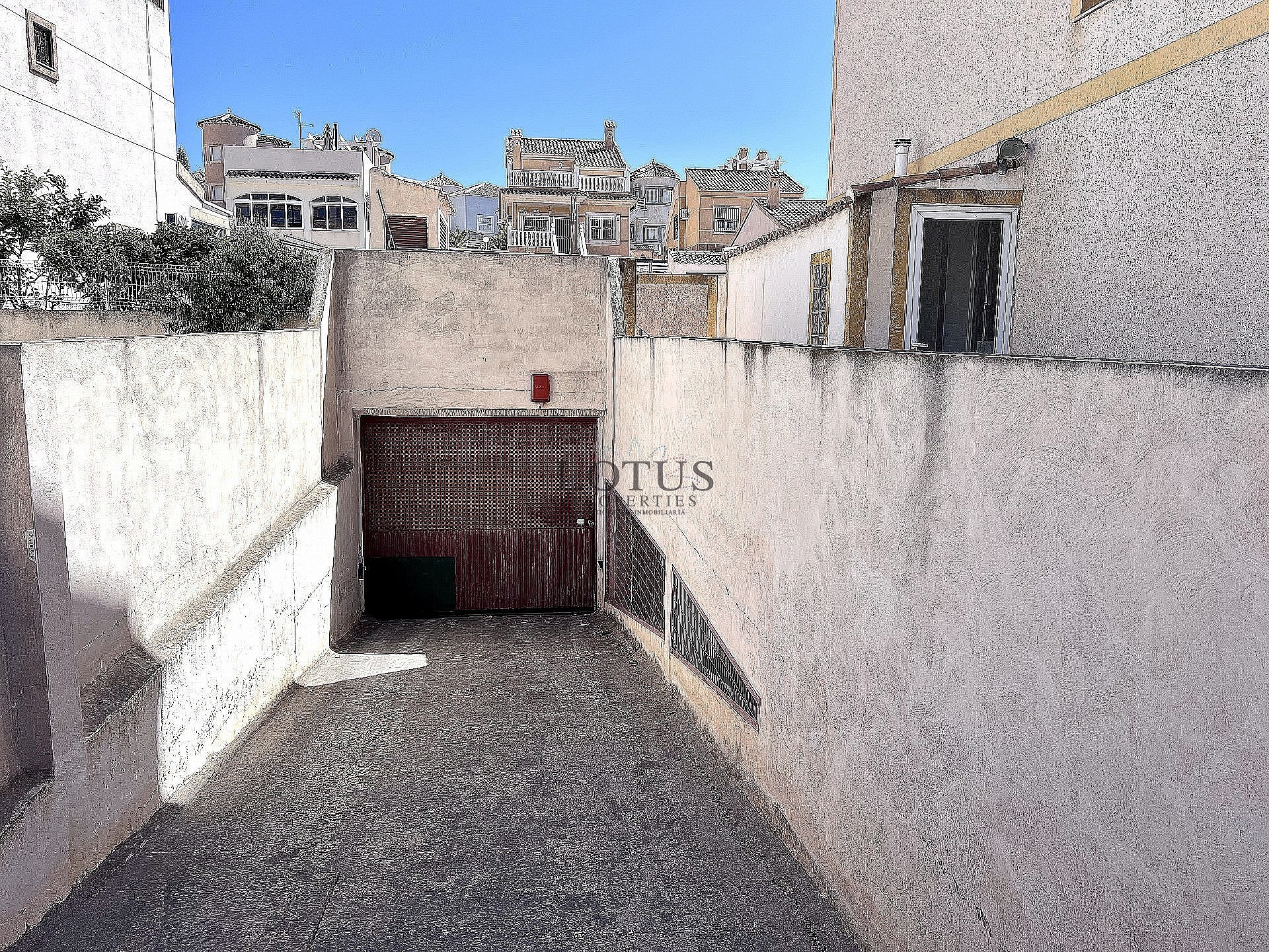 Tu hogar ideal en Villamartin! Casa adosada de tres dormitorios con piscina comunitaria y jardín en esquina - Lotus Properties