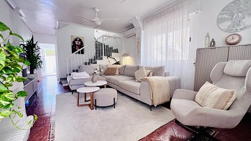 Tu hogar ideal en Villamartin! Casa adosada de tres dormitorios con piscina comunitaria y jardín en esquina - Lotus Properties