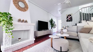 Tu hogar ideal en Villamartin! Casa adosada de tres dormitorios con piscina comunitaria y jardín en esquina - Lotus Properties