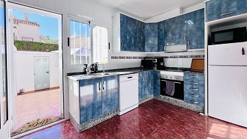 Tu hogar ideal en Villamartin! Casa adosada de tres dormitorios con piscina comunitaria y jardín en esquina - Lotus Properties