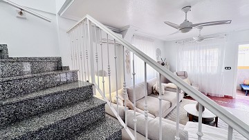 Tu hogar ideal en Villamartin! Casa adosada de tres dormitorios con piscina comunitaria y jardín en esquina - Lotus Properties