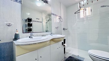 Tu hogar ideal en Villamartin! Casa adosada de tres dormitorios con piscina comunitaria y jardín en esquina - Lotus Properties