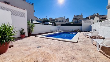 Tu hogar ideal en Villamartin! Casa adosada de tres dormitorios con piscina comunitaria y jardín en esquina - Lotus Properties