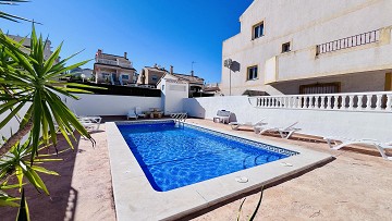 Tu hogar ideal en Villamartin! Casa adosada de tres dormitorios con piscina comunitaria y jardín en esquina - Lotus Properties