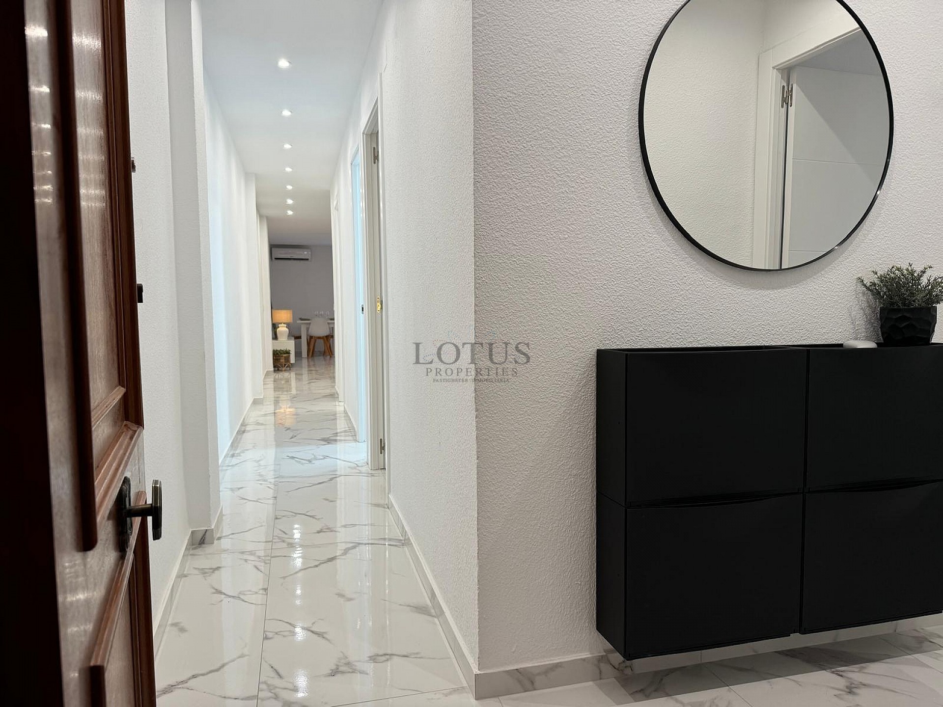 IMPRESIONANTE APARTAMENTO REFORMADO DE 4 DORMITORIOS CON GARAJE PRIVADO, A TAN SOLO 200 METROS DE LA PLAYA EN TORREVIEJA. - Lotus Properties