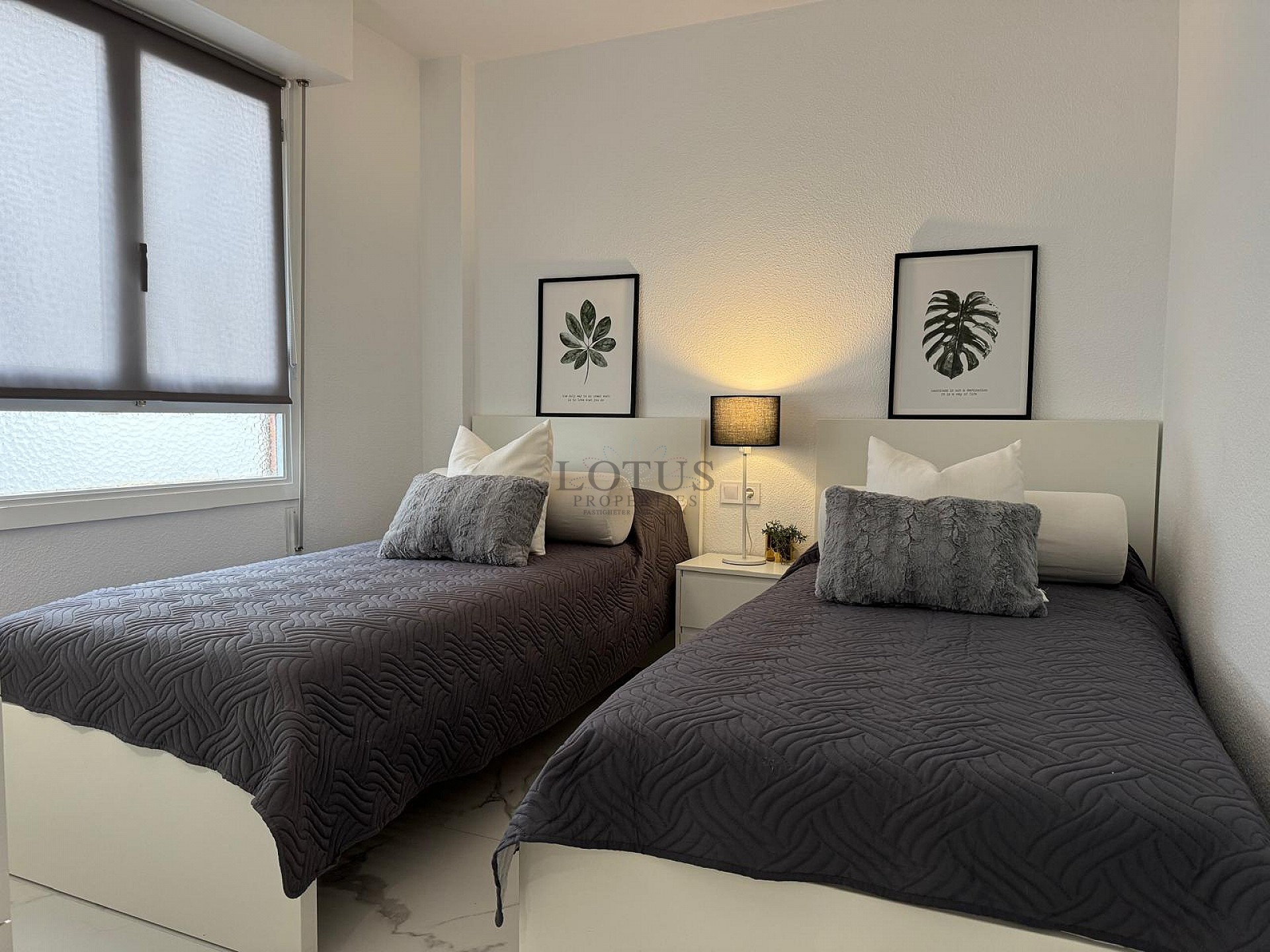 IMPRESIONANTE APARTAMENTO REFORMADO DE 4 DORMITORIOS CON GARAJE PRIVADO, A TAN SOLO 200 METROS DE LA PLAYA EN TORREVIEJA. - Lotus Properties