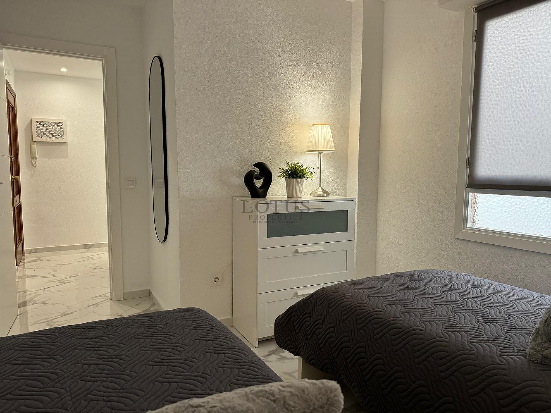 IMPRESIONANTE APARTAMENTO REFORMADO DE 4 DORMITORIOS CON GARAJE PRIVADO, A TAN SOLO 200 METROS DE LA PLAYA EN TORREVIEJA. - Lotus Properties