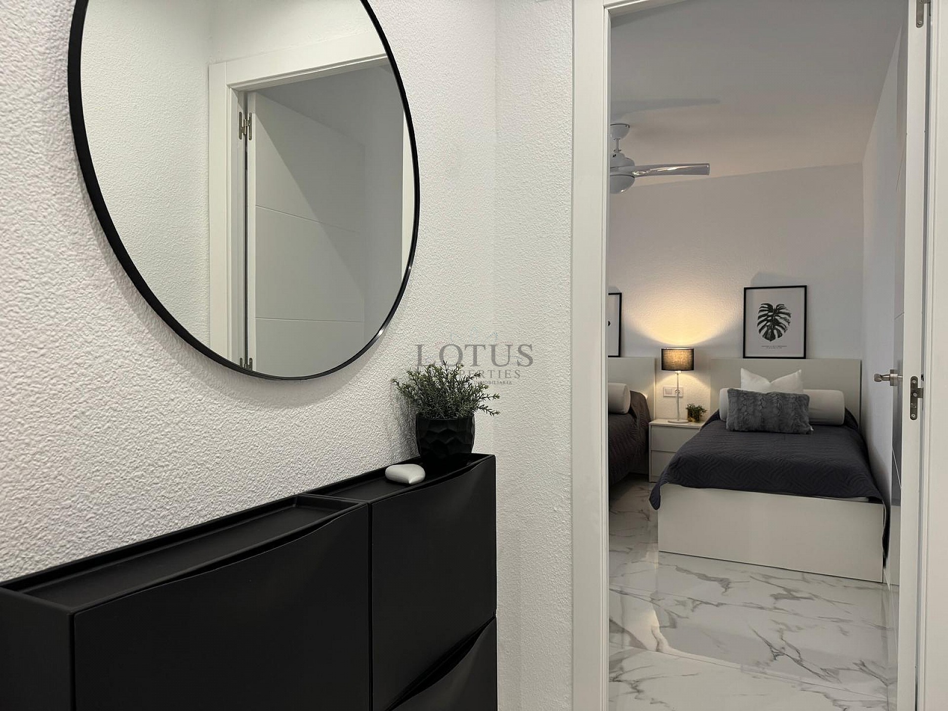 IMPRESIONANTE APARTAMENTO REFORMADO DE 4 DORMITORIOS CON GARAJE PRIVADO, A TAN SOLO 200 METROS DE LA PLAYA EN TORREVIEJA. - Lotus Properties